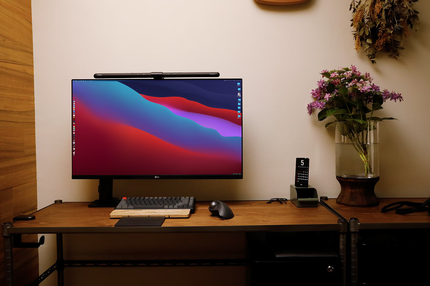 木とアイアンの落ち着いたMacデスク