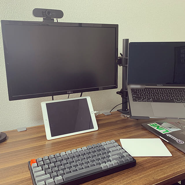 MacBookとiPadの木目デスク