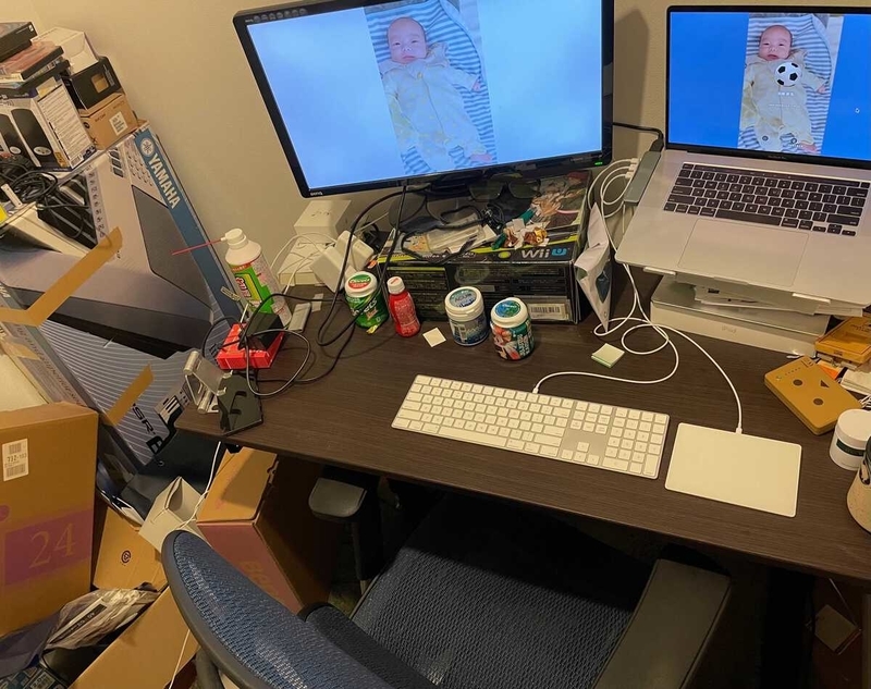在宅ワークの生活感あるデスク